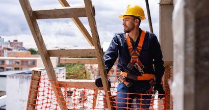 Construction worker working at a building site. Find Occupational Accident Insurance.