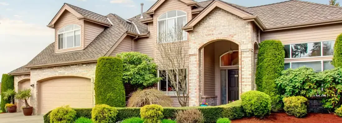 Luxurious home with greenery and a nice driveway. How to Find the Best Homeowners Insurance Coverage in Mustang, Oklahoma.