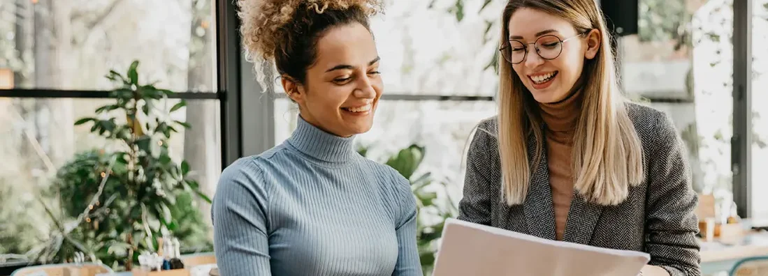 Women having a quick casual business meeting in a cafe. Find Stone Ridge, Virginia business insurance.