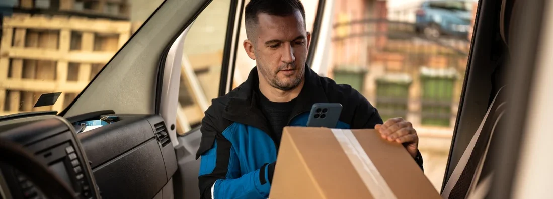 Delivery worker scanning packages for delivery. Find Tennessee Commercial Vehicle Insurance.