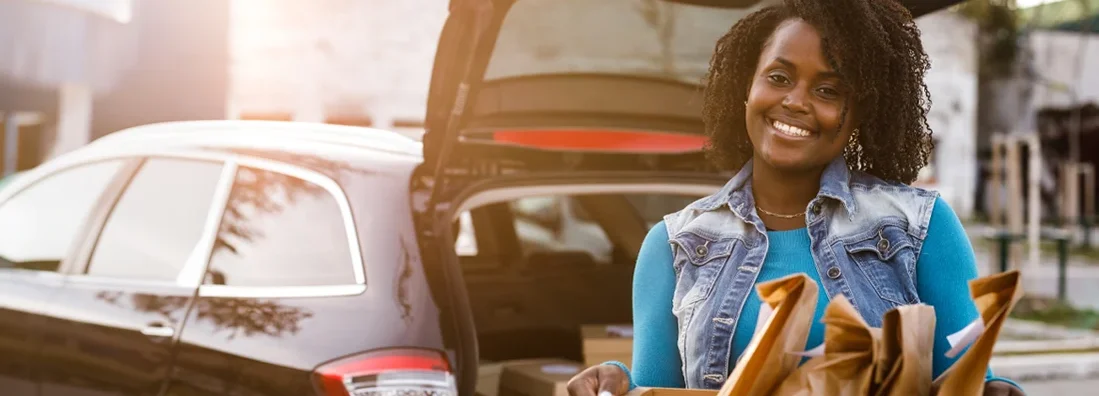 Delivery woman holding a crate with takeaway food orders. Find Virginia Commercial Vehicle Insurance.