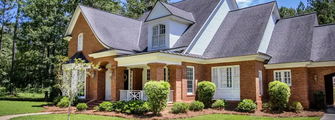 Exterior of Red Brick Traditional Southern Home. How to Find the Best Homeowners Insurance in Bixby, OK.