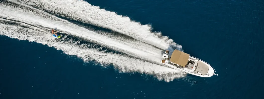 Aerial view of speed boat. Find Minnesota Boat Insurance.