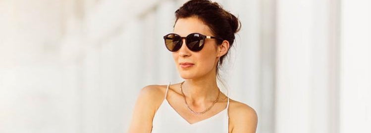 Stylish woman wearing a necklace