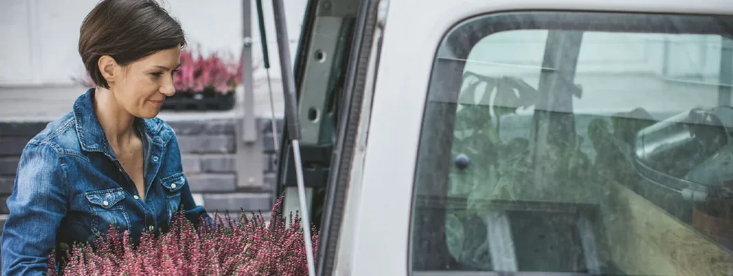Florist loading flowers in van. Find Georgia Commercial Vehicle Insurance.