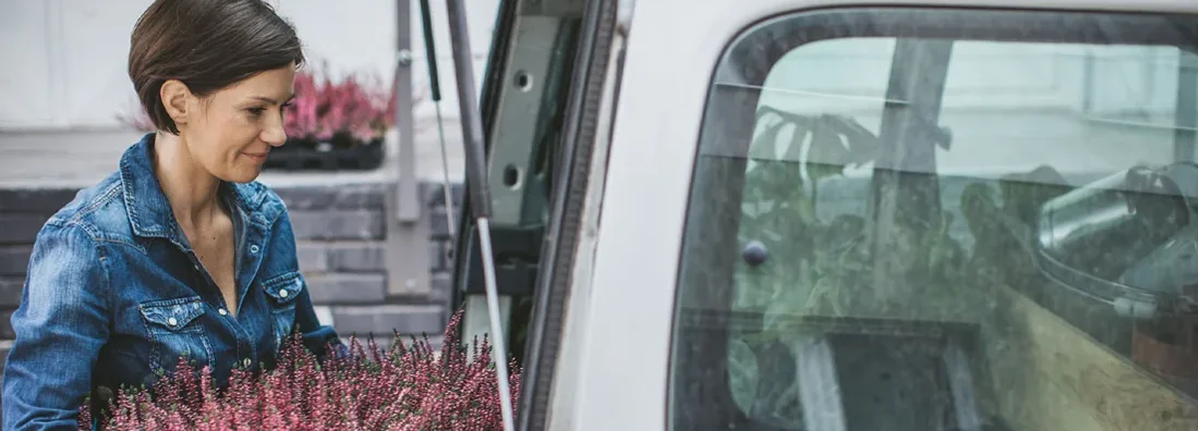 Florist loading flowers in van. Find Georgia Commercial Vehicle Insurance.