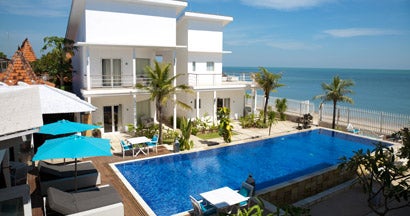 Beautiful villa with a swimming pool by the beach. Feel Protected with Total Peace of Mind While on Vacation. 