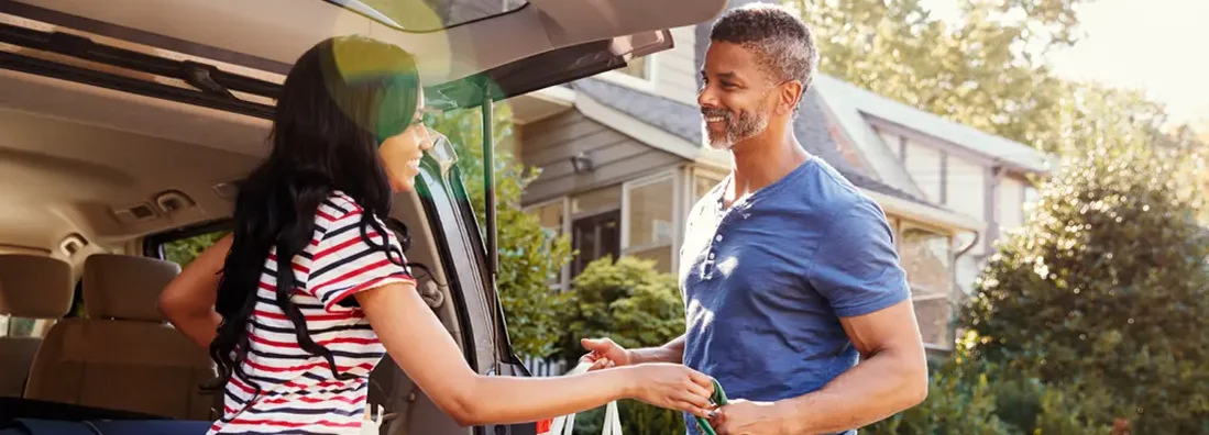 Couple Unloading Shopping Bags From Car into Home. Find Pennsylvania umbrella insurance.