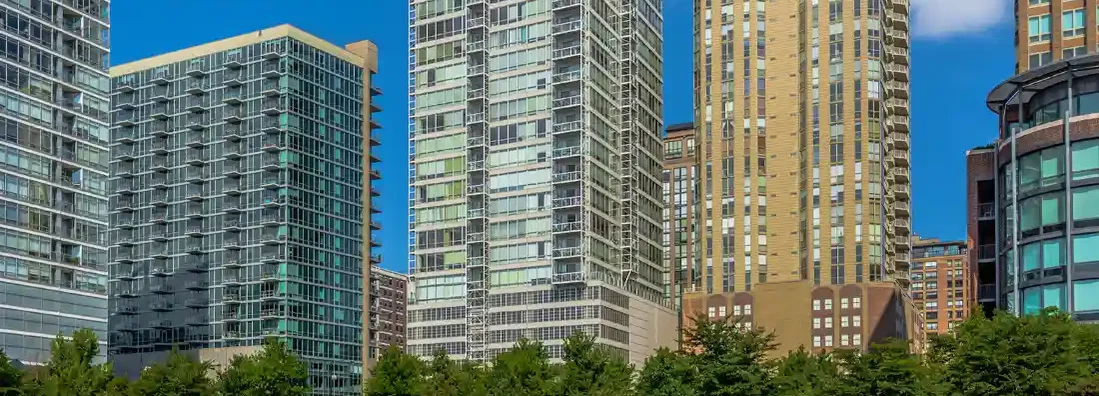 Luxury apartment building in downtown Chicago. Find Illinois Renters Insurance.