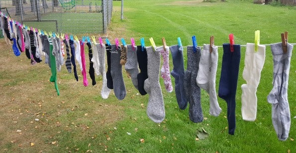 De kinderen van mevrouw Van den Heuvel gingen op zoek naar 80 oude sokken.