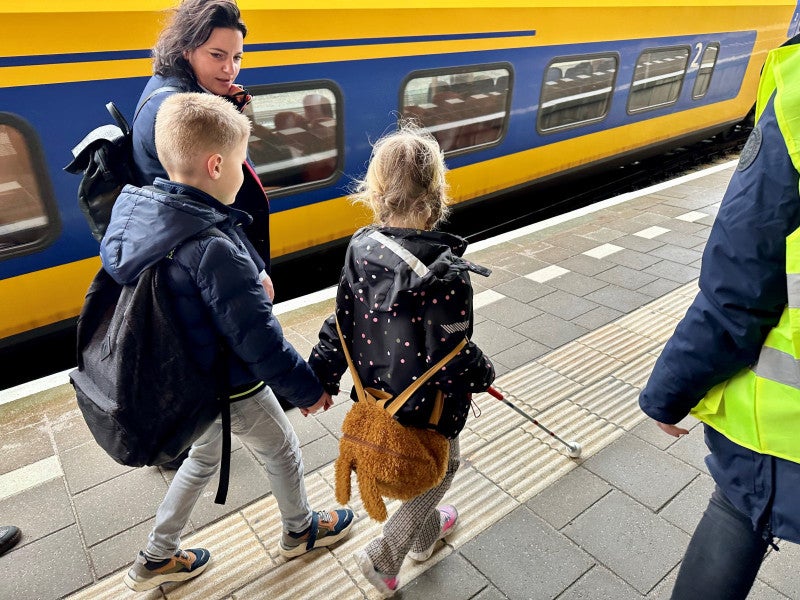 kinderen reizen met de trein