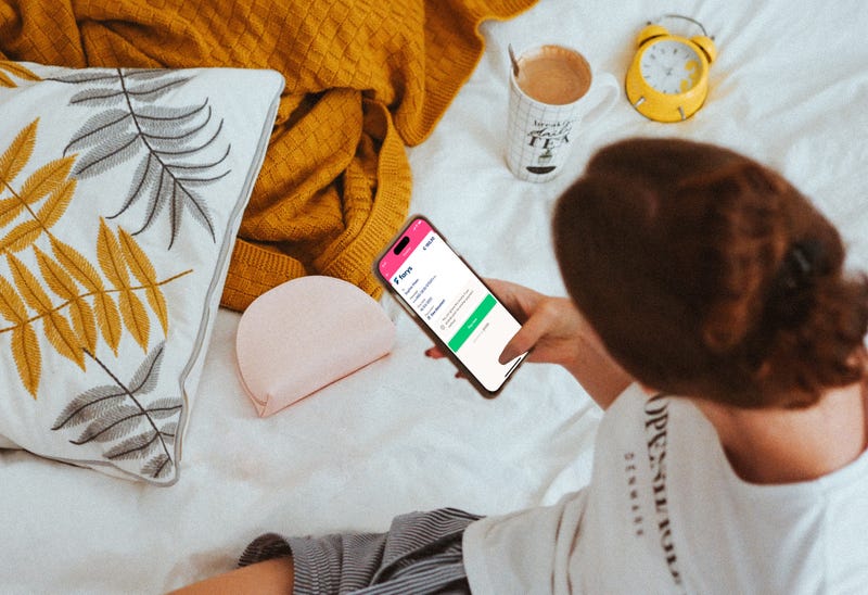 Een persoon die een telefoon vasthoudt