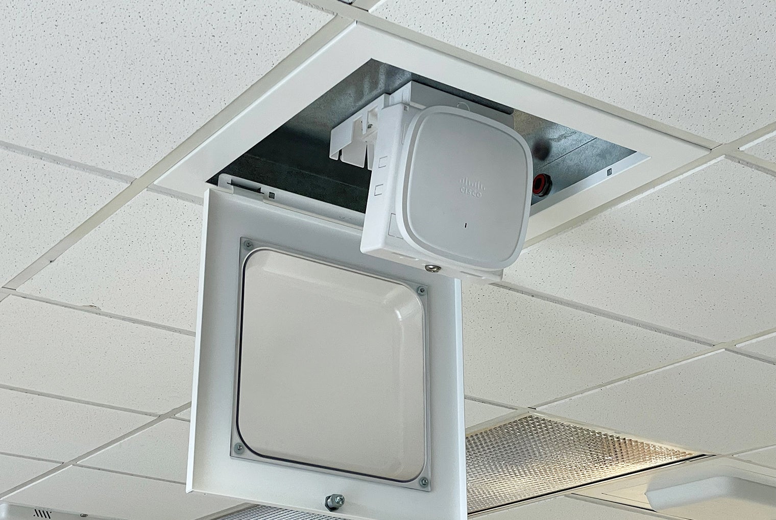 Oberon® Wi-Tile® Ceiling Enclosures 1047