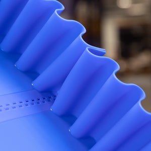 ThermoDrive conveyor belt with Synchronized Sidewalls positioned at an incline