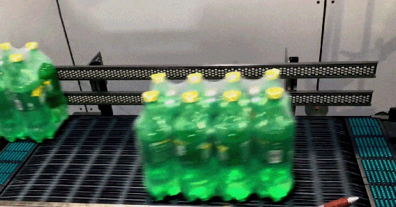 Confezione da otto bottiglie di plastica verdi su un trasportatore ARB