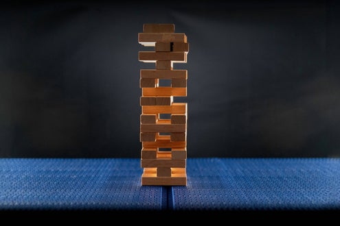 Torre de Jenga en una cinta transportadora de transferencia estrecha