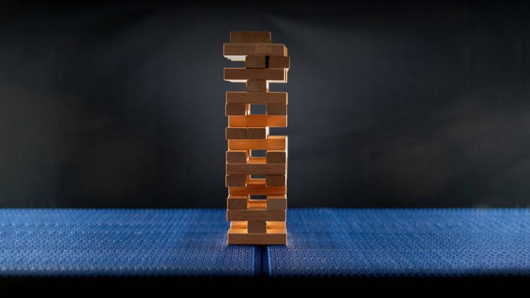 Tour de Jenga sur un tapis transporteur à transfert rapproché