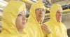 Pracownicy zajmujący się bezpieczeństwem żywności w żółtych kombinezonach