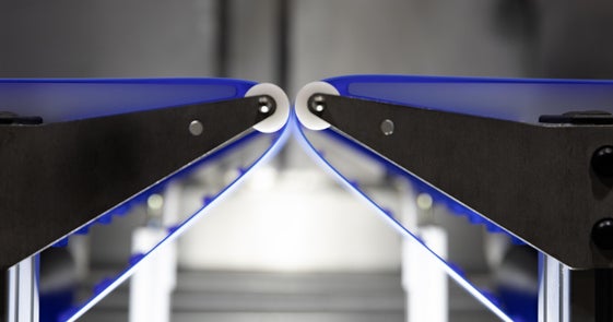 Intralox LugDrive 8240 transfer from the side of the rollers