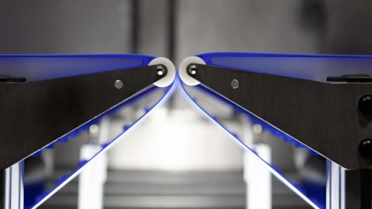 Trasferimento Intralox LugDrive 8240 dal lato dei rulli