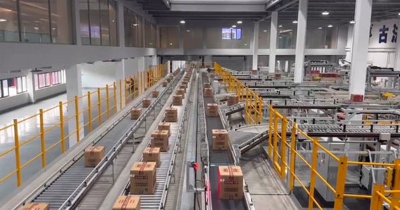 Cartoni di liquori Langjiu Group trasportati dall'ARB Smistatore S7000