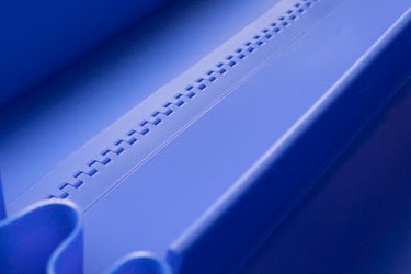 Esteira ZeroSplice ThermoDrive com taliscas, guardas laterais sincronizadas e ThermoLace HDE
