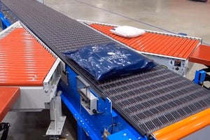 Gemischte Pakete auf Intralox ARB Sortiersystem S7000 (Abzweig mit 30° Neigung)