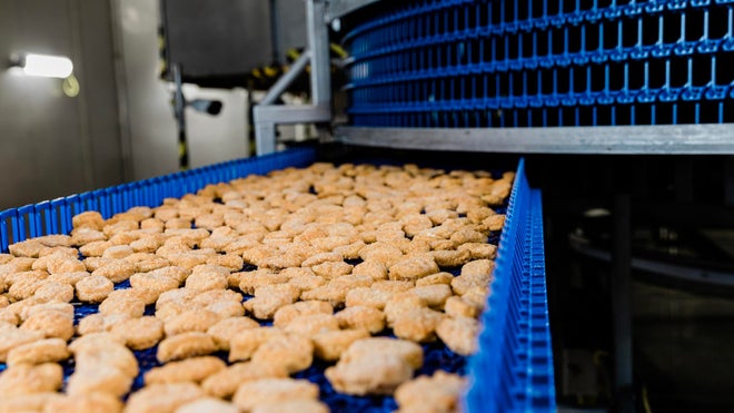 Nuggets de pollo saliendo de un apilador DirectDrive