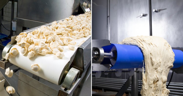 Imagen comparativa de una banda plana con tensión donde se dosifica masa junto a las bandas de Intralox con manzanas