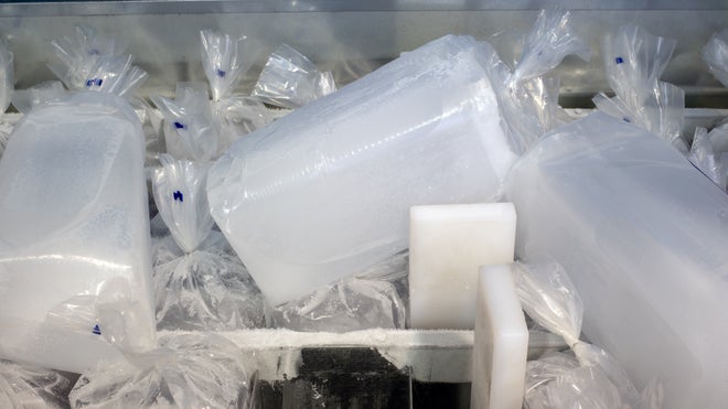 Eisblöcke in Kunststoffbeuteln