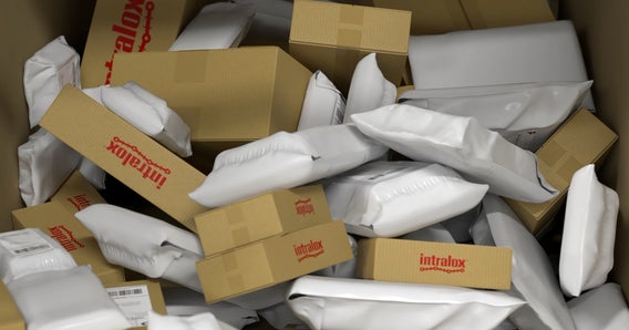 Representación del flujo a granel apilado de cajas y bolsas de plástico