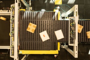Parcels and boxes on Intralox ARB sorter with alignment flankers
