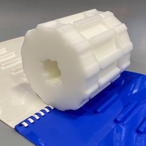 ThermoLace-Rillenritzel oben auf den blauen und weißen ThermoDrive 8140-Bandabschnitten mit Einzelstollen