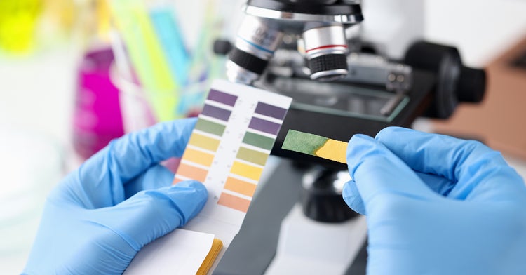 Prueba química en la banda utilizando guantes