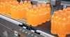 Pacotes com oito bebidas esportivas laranja sendo transferidos pelos transportadores