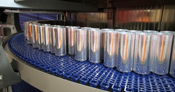 Lattine di alluminio su nastro elevatore a spirale