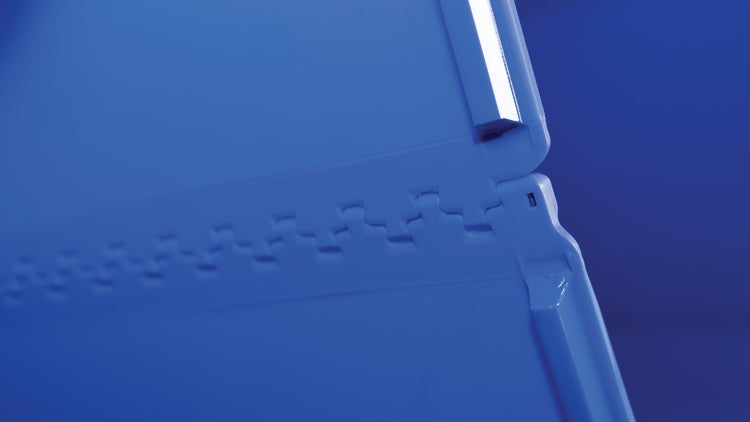 Close-up of ThermoConnect™ HDE belt edge with interlocking ZeroSplice™ connection design.
