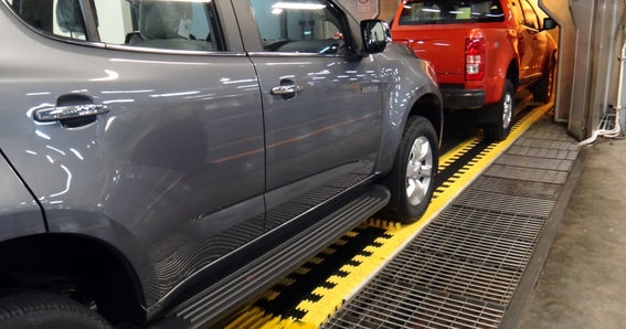 SUV e Caminhão na esteira Série 10000