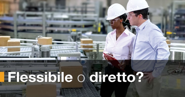 Due esperti Intralox esaminano una linea di confezionamento in un impianto