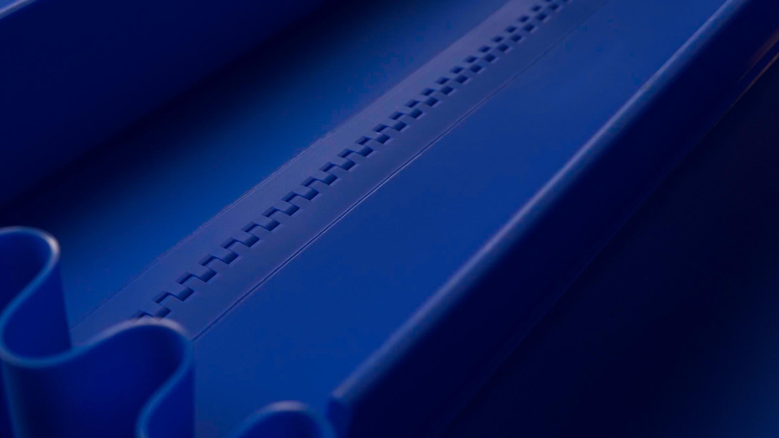 ThermoDrive ZeroSplice belt with flights, Synchronized Sidewalls, and ThermoLace HDE