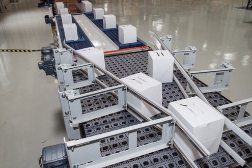 Paquetes de cajas blancas altas en el transportador integrador ARB