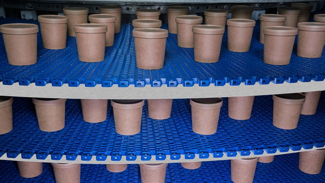 Contenitori per gelati non etichettati sul nastro trasportatore a spirale DirectDrive