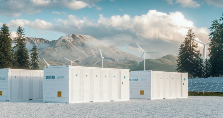 Grandes unidades de almacenamiento de energía mediante baterías, junto a paneles solares y turbinas eólicas