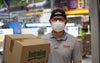 Un employé masqué dans un environnement de fin de chaîne avec les emballages
