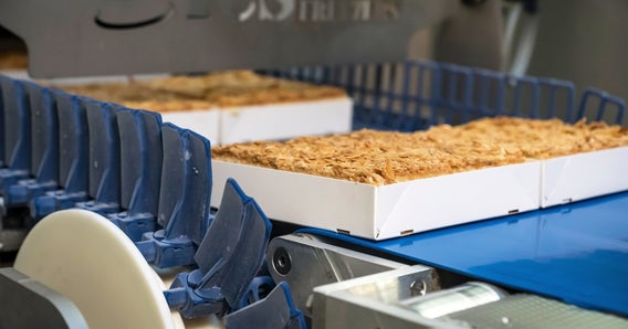 Unverpackte Kuchen auf dem DirectDrive-Staplerförderband