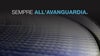 Immagine di copertina del video con nastro curvilineo blu, testo: "Sempre all’avanguardia"