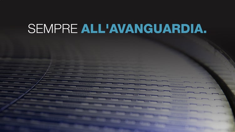 Immagine di copertina del video con nastro curvilineo blu, testo: "Sempre all’avanguardia"