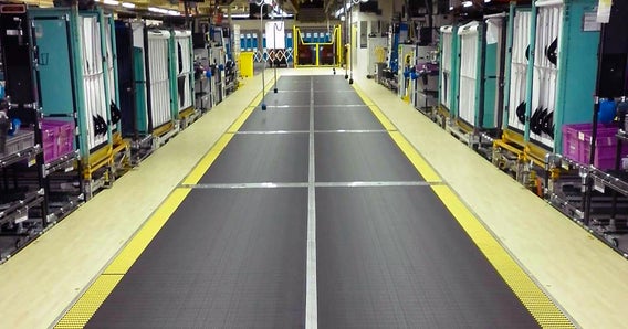 PeopleVeyor-Förderband Serie 10000 auf dem Boden eines Automobilwerks