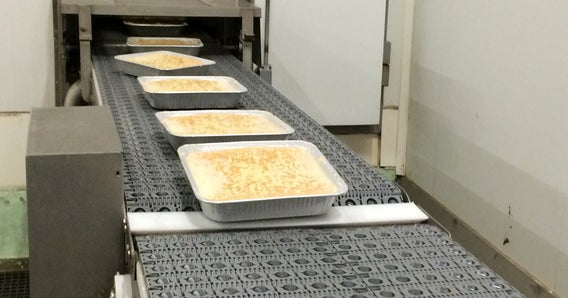 Bandejas de refeição prontas no transportador ARB