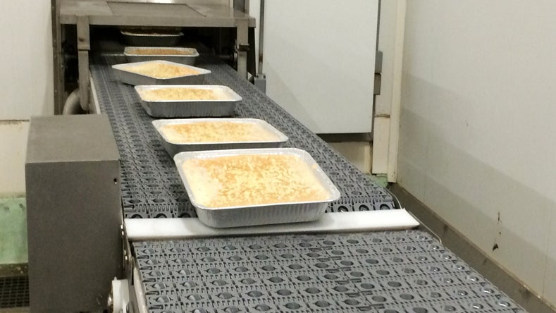 ARB 输送机上的即食食品托盘
